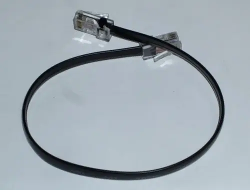 Kabel mit zwei RJ45-Steckern an den Enden, möglicherweise für die Verbindung oder Korrektur in Daikin-Systemen. Flexibler, schwarzer Kabelstrang.
